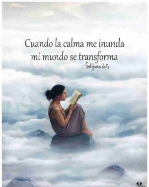 Mujer leyendo un libro en las nuves
