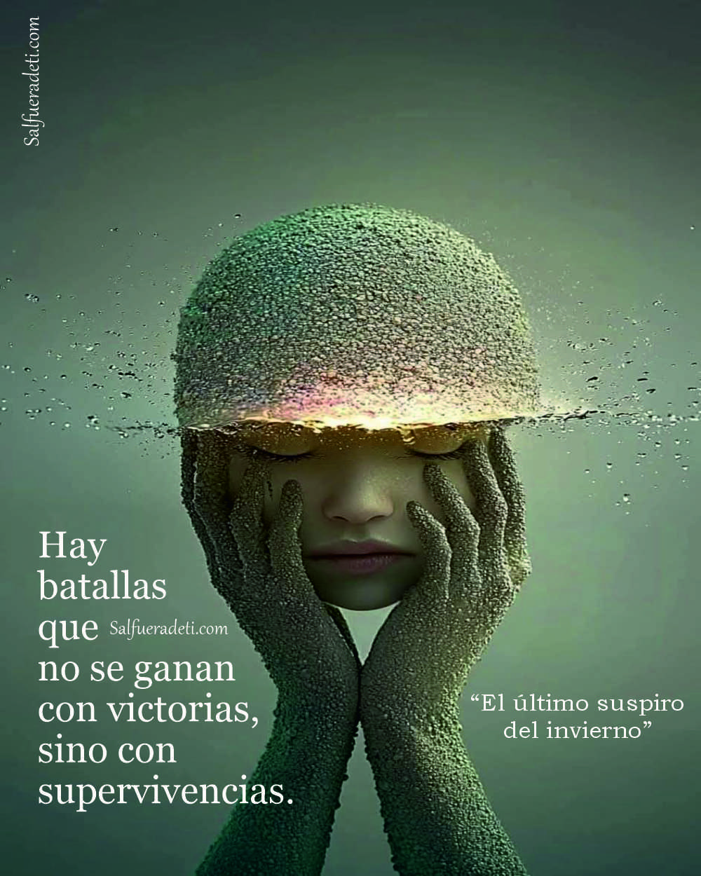 tonos grises y azules representa a dos figuras humanas andróginas abrazándose. La figura de la derecha tiene los ojos cerrados y su piel parece agrietada, con líneas doradas que rellenan las fisuras. Su mano izquierda descansa sobre el brazo de la otra figura. La figura de la izquierda también tiene los ojos cerrados y apoya su cabeza contra la de la otra. Sus brazos rodean la cintura de la figura agrietada. El fondo es un degradado suave de grises y azules, creando una atmósfera melancólica y de conexión íntima.
