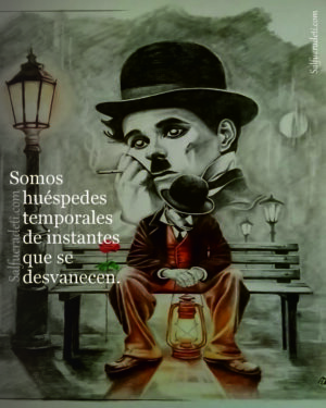 hombre sentado en un banco (caricatura de Charly Chaplin ) con un farol en la mano, farola al lado y la cara de Charly Chaplin detras del que esta sentado en el banco